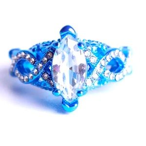 Beautiful blue tone marque crystal with little crystals on side ring